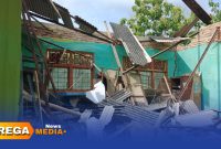 Caption: tampak bagian atap ruang kelas SDN Tlagah 2 Galis Bangkalan ambruk dan porak poranda, (dok. Syafin Rega Media). 