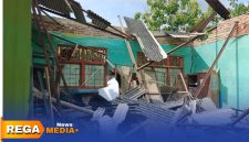 Caption: tampak ruang kelas SDN Tlagah 2 Galis Bangkalan ambruk dan porak poranda, (dok. Syafin Rega Media). 