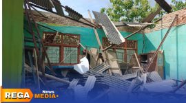 Caption: tampak bagian atap ruang kelas SDN Tlagah 2 Galis Bangkalan ambruk dan porak poranda, (dok. Syafin Rega Media). 