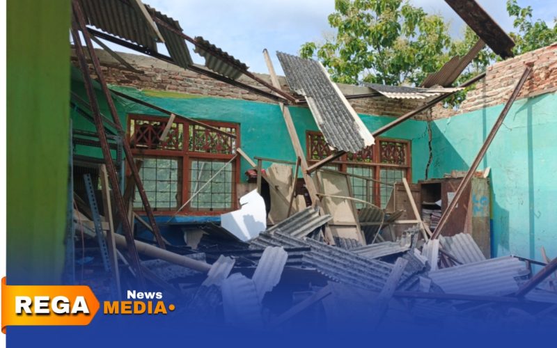Caption: tampak bagian atap ruang kelas SDN Tlagah 2 Galis Bangkalan ambruk dan porak poranda, (dok. Syafin Rega Media). 
