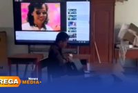 Caption: potongan video amatir, tampak oknum guru SDN Batuporo Timur 1 tengah santai mendengarkan musik dangdut, (dok. Harry Rega Media). 