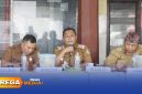 Caption: Wabup Pamekasan H.Sukriyanto saat memberikan arahan kepada kades dalam rapat evaluasi bulanan di Balai Desa Jelmak, (dok. Kurdi Rega Media). 