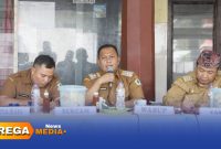 Caption: Wabup Pamekasan H.Sukriyanto saat memberikan arahan kepada kades dalam rapat evaluasi bulanan di Balai Desa Jelmak, (dok. Kurdi Rega Media). 