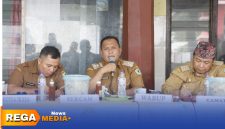 Caption: Wabup Pamekasan H.Sukriyanto saat memberikan arahan kepada kades dalam rapat evaluasi bulanan di Balai Desa Jelmak, (dok. Kurdi Rega Media). 