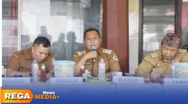 Caption: Wabup Pamekasan H.Sukriyanto saat memberikan arahan kepada kades dalam rapat evaluasi bulanan di Balai Desa Jelmak, (dok. Kurdi Rega Media). 