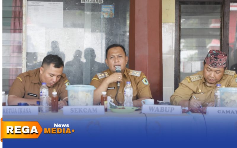 Caption: Wabup Pamekasan H.Sukriyanto saat memberikan arahan kepada kades dalam rapat evaluasi bulanan di Balai Desa Jelmak, (dok. Kurdi Rega Media). 