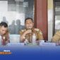 Caption: Wabup Pamekasan H.Sukriyanto saat memberikan arahan kepada kades dalam rapat evaluasi bulanan di Balai Desa Jelmak, (dok. Kurdi Rega Media). 