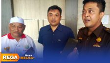 Caption: kedatangan Ketua Ormas Gaib Perjuangan Habib Yusuf ke Kantor Kejari Sampang ditemui Kasi Intelijen dan Kasi Pidsus, (dok. Harry Rega Media). 