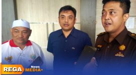 Caption: kedatangan Ketua Ormas Gaib Perjuangan Habib Yusuf ke Kantor Kejari Sampang, ditemui Kasi Intelijen dan Kasi Pidsus, (dok. Harry Rega Media). 