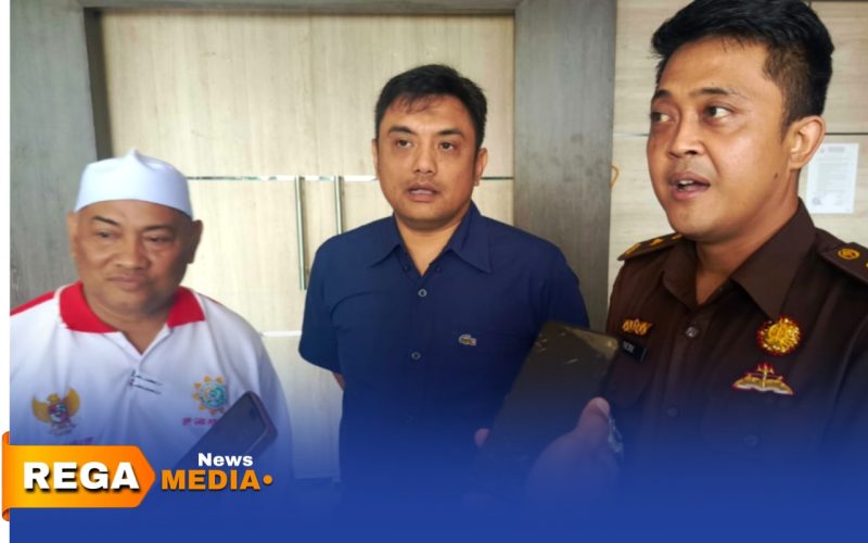 Caption: kedatangan Ketua Ormas Gaib Perjuangan Habib Yusuf ke Kantor Kejari Sampang, ditemui Kasi Intelijen dan Kasi Pidsus, (dok. Harry Rega Media). 