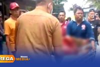 Caption: potongan video amatir warga, seorang pria yang menjadi korban pembacokan di Tanah Merah Bangkalan saat dievakuasi ke ambulance menuju Puskesmas setempat, (dok. Syafin Rega Media). 
