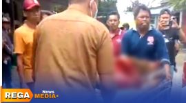 Caption: potongan video amatir warga, seorang pria yang menjadi korban pembacokan di Tanah Merah Bangkalan saat dievakuasi ke ambulance menuju Puskesmas setempat, (dok. Syafin Rega Media). 