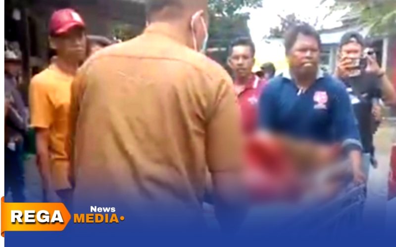 Caption: potongan video amatir warga, seorang pria yang menjadi korban pembacokan di Tanah Merah Bangkalan saat dievakuasi ke ambulance menuju Puskesmas setempat, (dok. Syafin Rega Media). 