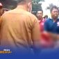 Caption: potongan video amatir warga, seorang pria yang menjadi korban pembacokan di Tanah Merah Bangkalan saat dievakuasi ke ambulance menuju Puskesmas setempat, (dok. Syafin Rega Media). 