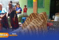 Caption: jenazah Safi'ih seorang kakek yang tewas terbakar ditutupi kain sebelum dimakamkan, (sumber foto: BPBD Sampang). 