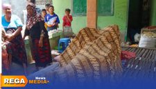 Caption: jenazah Safi'ih seorang kakek yang tewas terbakar ditutupi kain sebelum dimakamkan, (sumber foto: BPBD Sampang). 