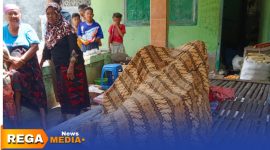 Caption: jenazah Safi'ih seorang kakek yang tewas terbakar ditutupi kain sebelum dimakamkan, (sumber foto: BPBD Sampang). 