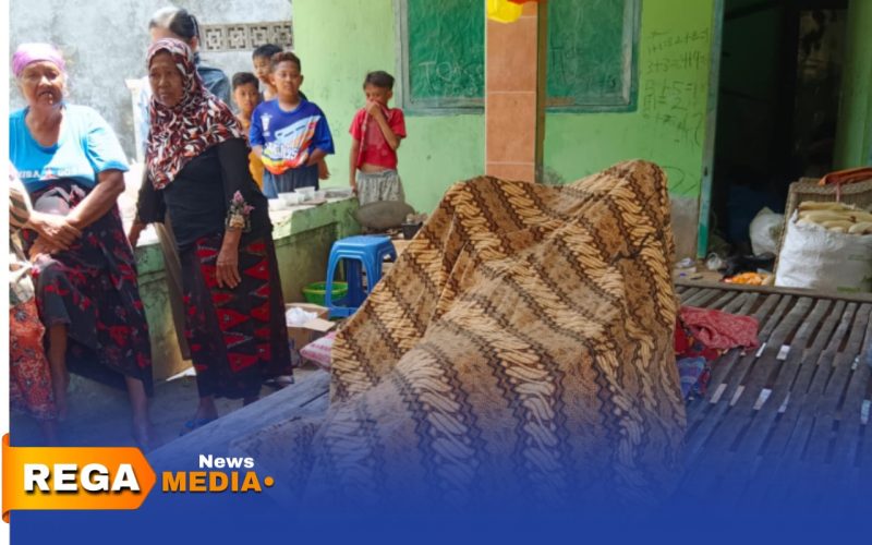 Caption: jenazah Safi'ih seorang kakek yang tewas terbakar ditutupi kain sebelum dimakamkan, (sumber foto: BPBD Sampang). 