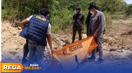 Caption: anggota kepolisian hendak mengevakuasi tengkorak manusia yang ditemukan di Dusun Gayam Desa Tambaan Camplong, (sumber foto: Humas Polres Sampang). 
