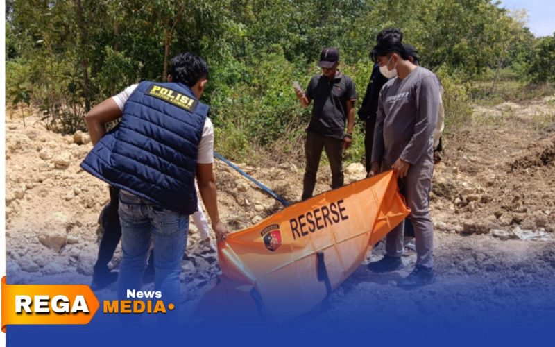 Caption: anggota kepolisian hendak mengevakuasi tengkorak manusia yang ditemukan di Dusun Gayam Desa Tambaan Camplong, (sumber foto: Humas Polres Sampang). 