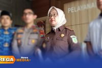 Caption: tengah, Kepala Kejaksaan Negeri Sampang Fadilah Helmi, (dok. Harry Rega Media). 