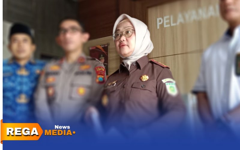Caption: tengah, Kepala Kejaksaan Negeri Sampang Fadilah Helmi, (dok. Harry Rega Media). 