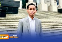 Caption: Jakfar Sodiq kuasa hukum Bupati Sampang H.Slamet Junaidi, pose di depan Gedung Mahkamah Konstitusi, (dok. Harry Rega Media). 