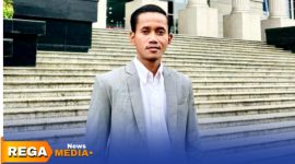 Caption: Jakfar Sodiq kuasa hukum Bupati Sampang H.Slamet Junaidi, pose di depan Gedung Mahkamah Konstitusi, (dok. Harry Rega Media). 