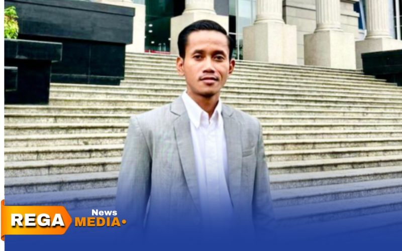 Caption: Jakfar Sodiq kuasa hukum Bupati Sampang H.Slamet Junaidi, pose di depan Gedung Mahkamah Konstitusi, (dok. Harry Rega Media). 