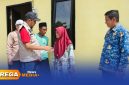 Caption: realisasi program perbaikan RTLH ditandai dengan penyerahan secara simbolis Bupati Sumenep kepada warga penerima manfaat di Desa Gelugur, (sumber foto. Media Center Sumenep). 