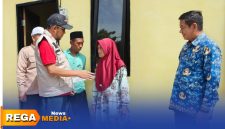 Caption: realisasi program perbaikan RTLH ditandai dengan penyerahan secara simbolis Bupati Sumenep kepada warga penerima manfaat di Desa Gelugur, (sumber foto. Media Center Sumenep). 