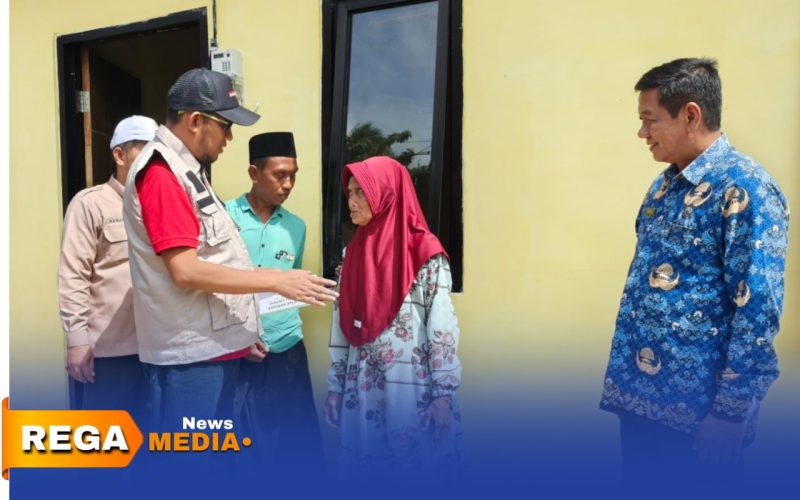 Caption: realisasi program perbaikan RTLH ditandai dengan penyerahan secara simbolis Bupati Sumenep kepada warga penerima manfaat di Desa Gelugur, (sumber foto. Media Center Sumenep). 