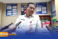 Caption: Plt Kepala Dinas Pendidikan Kabupaten Sampang, Nur Alam, saat diwawancara awak media, (dok. Harry Rega Media). 