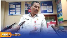 Caption: Plt Kepala Dinas Pendidikan Kabupaten Sampang, Nur Alam, saat diwawancara awak media, (dok. Harry Rega Media). 