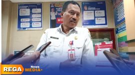Caption: Plt Kepala Dinas Pendidikan Kabupaten Sampang, Nur Alam, saat diwawancara awak media, (dok. Harry Rega Media). 