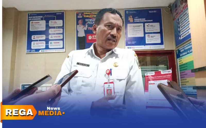 Caption: Plt Kepala Dinas Pendidikan Kabupaten Sampang, Nur Alam, saat diwawancara awak media, (dok. Harry Rega Media). 