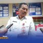 Caption: Plt Kepala Dinas Pendidikan Kabupaten Sampang, Nur Alam, saat diwawancara awak media, (dok. Harry Rega Media). 