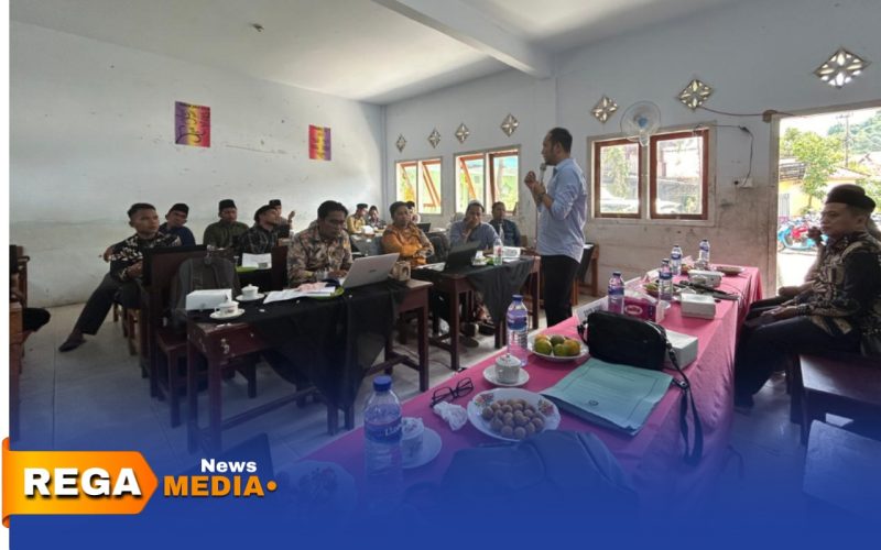 Caption: BPJS Ketenagakerjaan saat sosialisasi dan pendataan digital kepesertaan terhadap guru madrasah di Kabupaten Sampang, (dok. foto istimewa). 