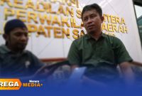 Caption: Ketua Komisi IV DPRD Sampang, Mahfud, saat diwawancara awak media di ruang kerjanya, (dok. Harry Rega Media). 