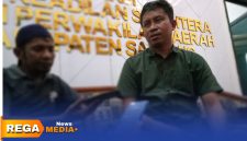 Caption: Ketua Komisi IV DPRD Sampang, Mahfud, saat diwawancara awak media di ruang kerjanya, (dok. Harry Rega Media).