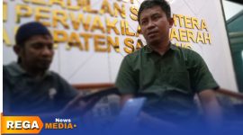 Caption: Ketua Komisi IV DPRD Sampang, Mahfud, saat diwawancara awak media di ruang kerjanya, (dok. Harry Rega Media). 