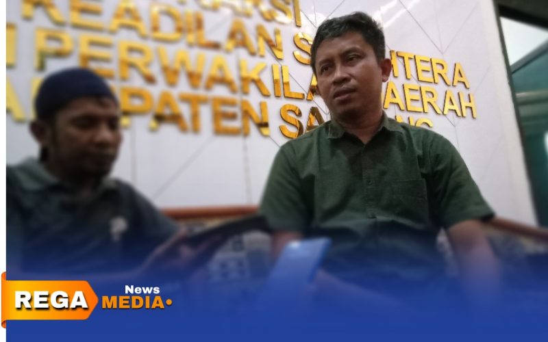 Caption: Ketua Komisi IV DPRD Sampang, Mahfud, saat diwawancara awak media di ruang kerjanya, (dok. Harry Rega Media). 