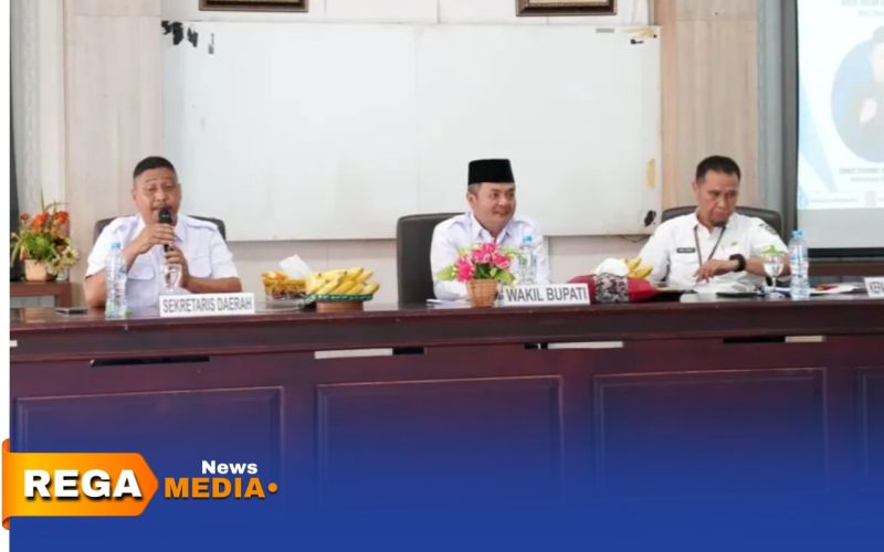 Caption: tengah, Wakil Bupati Bangkalan Moh Fauzan Ja'far, hadir dalam kegiatan pemberian arahan kepada ASN Pendidikan, (sumber foto. laman resmi Pemkab Bangkalan). 