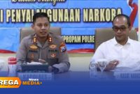 Caption: Kapolres Sumenep AKBP Anang Hardiyanto didampingi Kasat Resnarkoba dalam press conference, (dok. foto istimewa). 