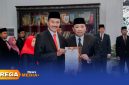 Caption: pose dengan Bupati H.Slamet Junaidi, Kepala Dinas Pendidikan Kabupaten Sampang Nor Alam tunjukkan SK, (sumber foto: Prokopim Pemkab Sampang). 