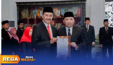 Caption: pose dengan Bupati H.Slamet Junaidi, Kepala Dinas Pendidikan Kabupaten Sampang Nor Alam tunjukkan SK, (sumber foto: Prokopim Pemkab Sampang).