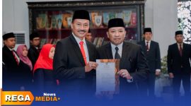 Caption: pose dengan Bupati H.Slamet Junaidi, Kepala Dinas Pendidikan Kabupaten Sampang Nor Alam tunjukkan SK, (sumber foto: Prokopim Pemkab Sampang). 