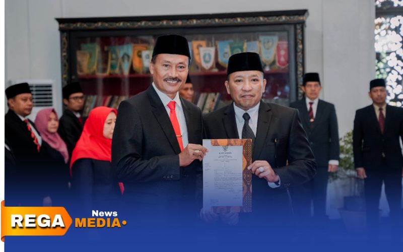 Caption: pose dengan Bupati H.Slamet Junaidi, Kepala Dinas Pendidikan Kabupaten Sampang Nor Alam tunjukkan SK, (sumber foto: Prokopim Pemkab Sampang). 