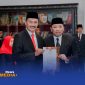 Caption: pose dengan Bupati H.Slamet Junaidi, Kepala Dinas Pendidikan Kabupaten Sampang Nor Alam tunjukkan SK, (sumber foto: Prokopim Pemkab Sampang). 