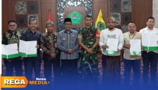 Caption: Bupati Pamekasan KH.Kholilurrahman pose bersama pengusahan dan pihak BPJS Ketenagakerjaan di Pendopo Ronggosukowati, (dok. foto istimewa).